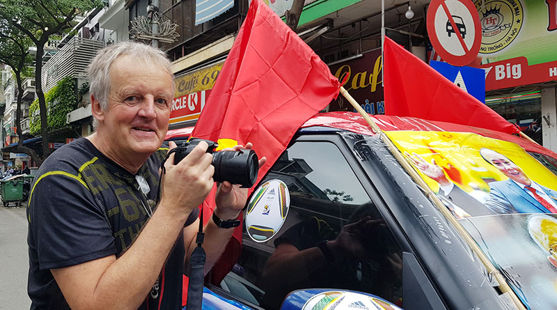 Chiếc Range Rover hạng sang cổ vũ U23 Việt Nam gây xôn xao góc phố